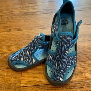 Oshkosh b’gosh  Little Boys Aquatic Shoes sharks